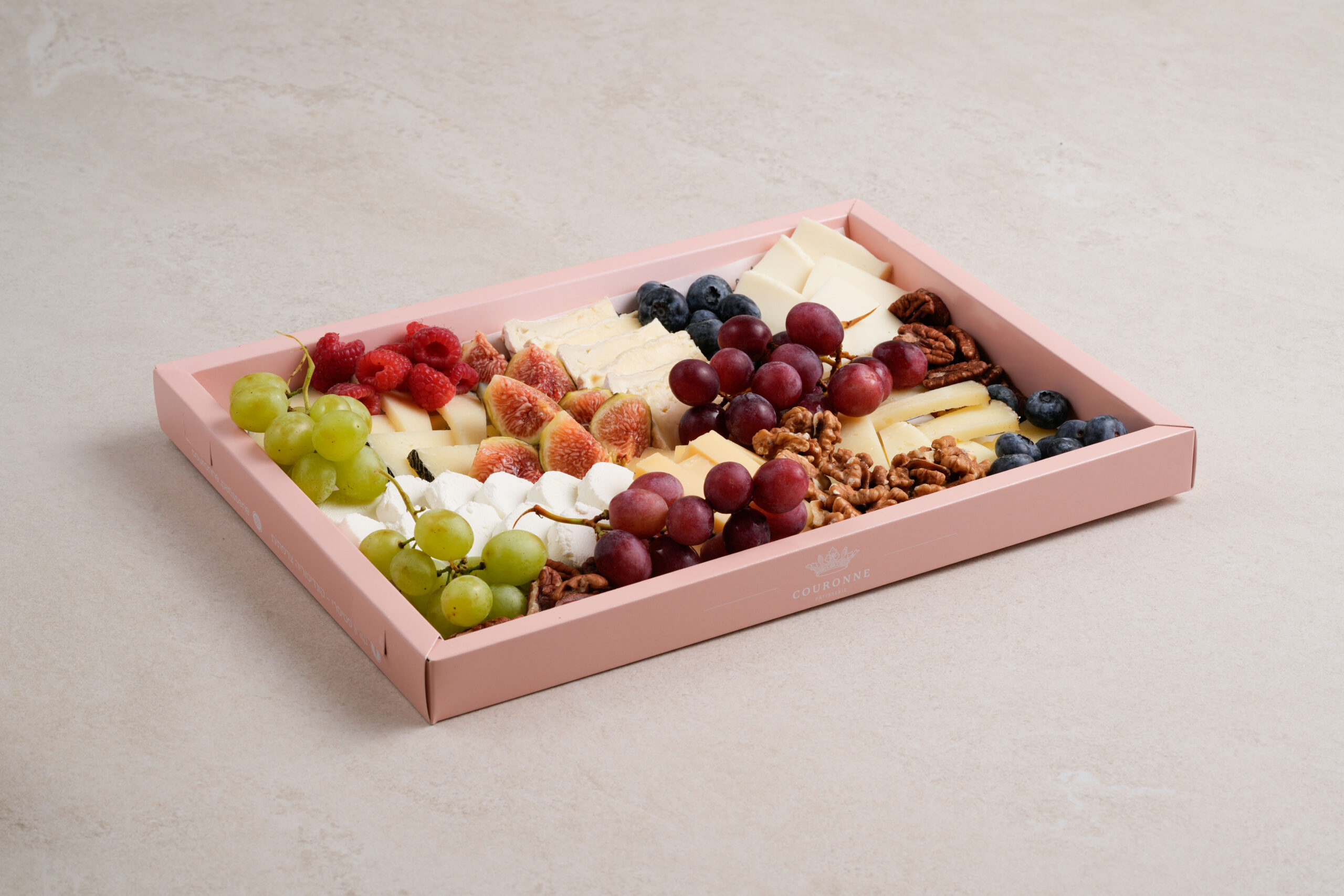 מגש גבינות, אגוזים ופירות טריים