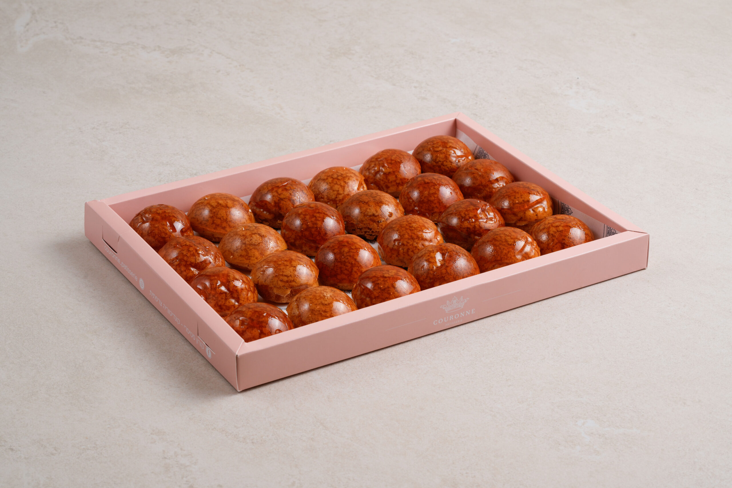 מגש פחזניות מקורמלות ממולאות בקרם פטיסייר וניל