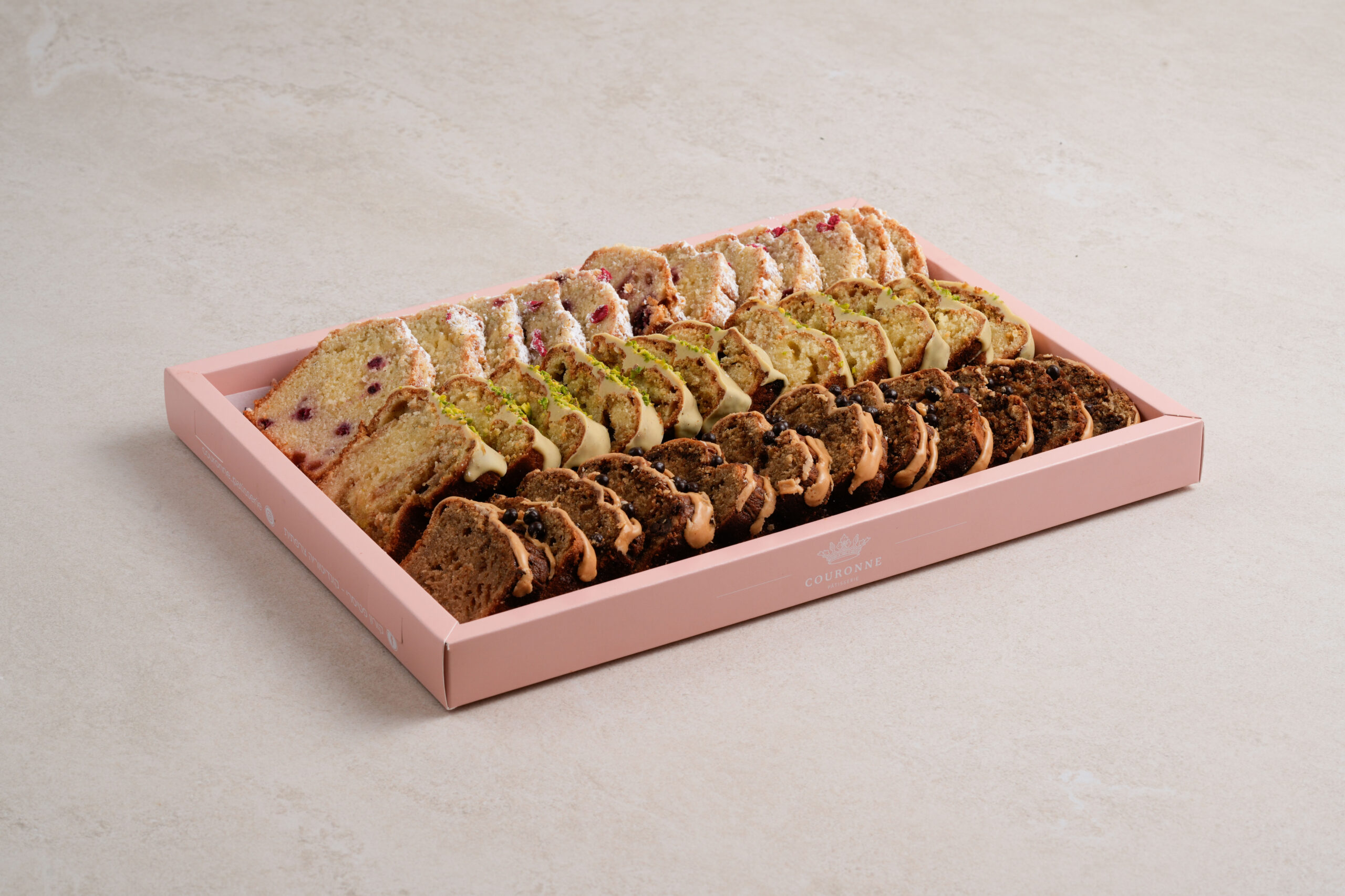 מגש מיקס עוגות בחושות פרוסות