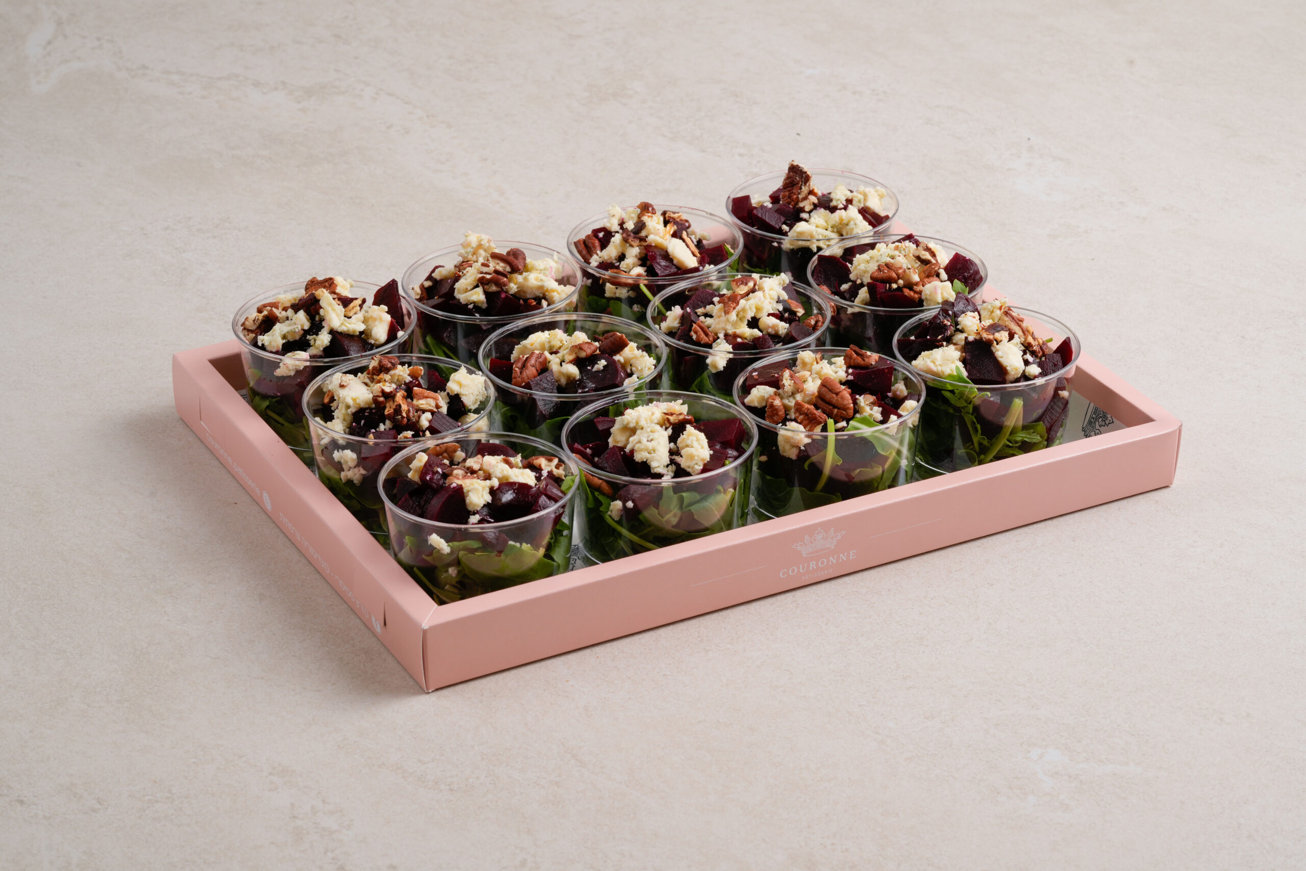 סלט סלק גבינה כחולה ואגוזים בכוסות