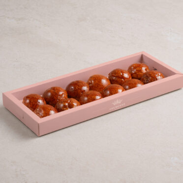 חצי מגש פחזניות מקורמלות ממולאות בקרם פטיסייר וניל